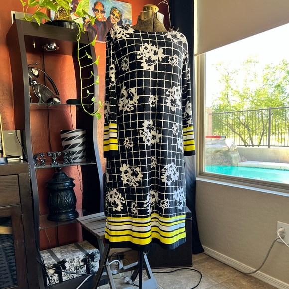 Haani Dresses & Skirts - Haani Black and White Floral Long Sleeve Dress